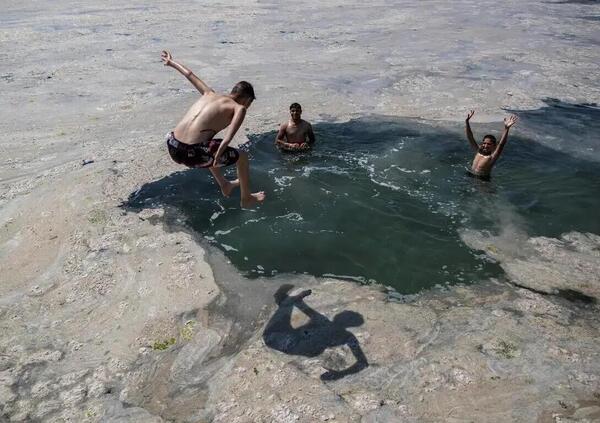 Vacanze in Italia, che mare fa? Abbiamo fatto il bagno nella mucillagine dell&rsquo;Adriatico: ecco la nostra &ldquo;esperienza immersiva&rdquo; tra melma e deiezioni. Buona estate!