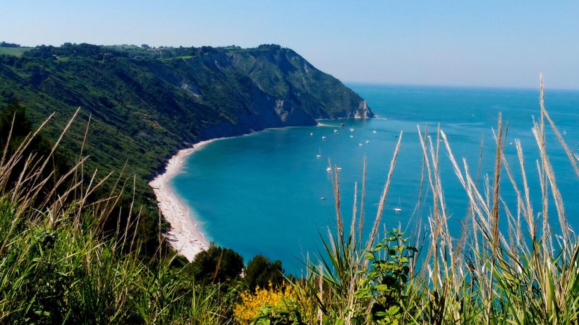 La spiaggia di Portonovo nelle Marche