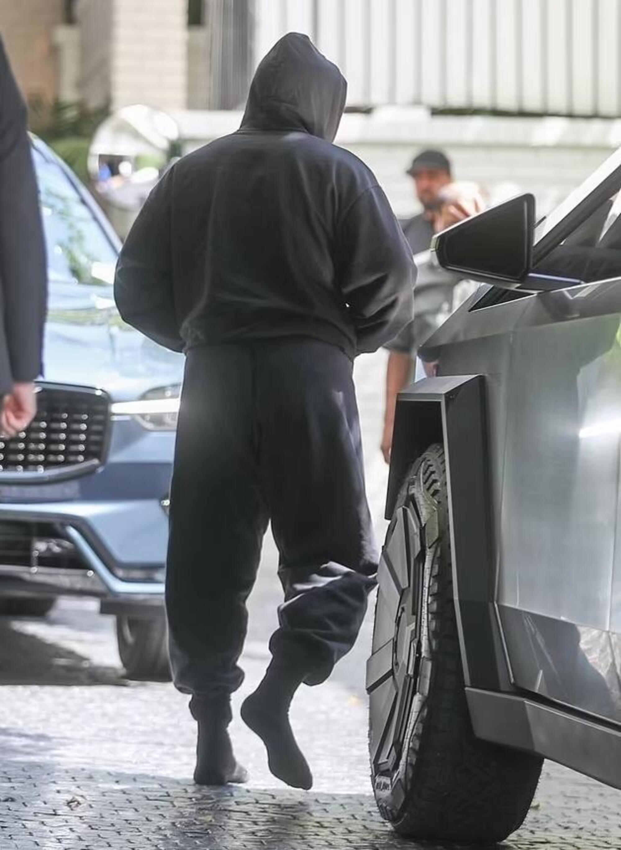 Anche Kanye West sembra essersi "scordato" qualcosa: le scarpe...