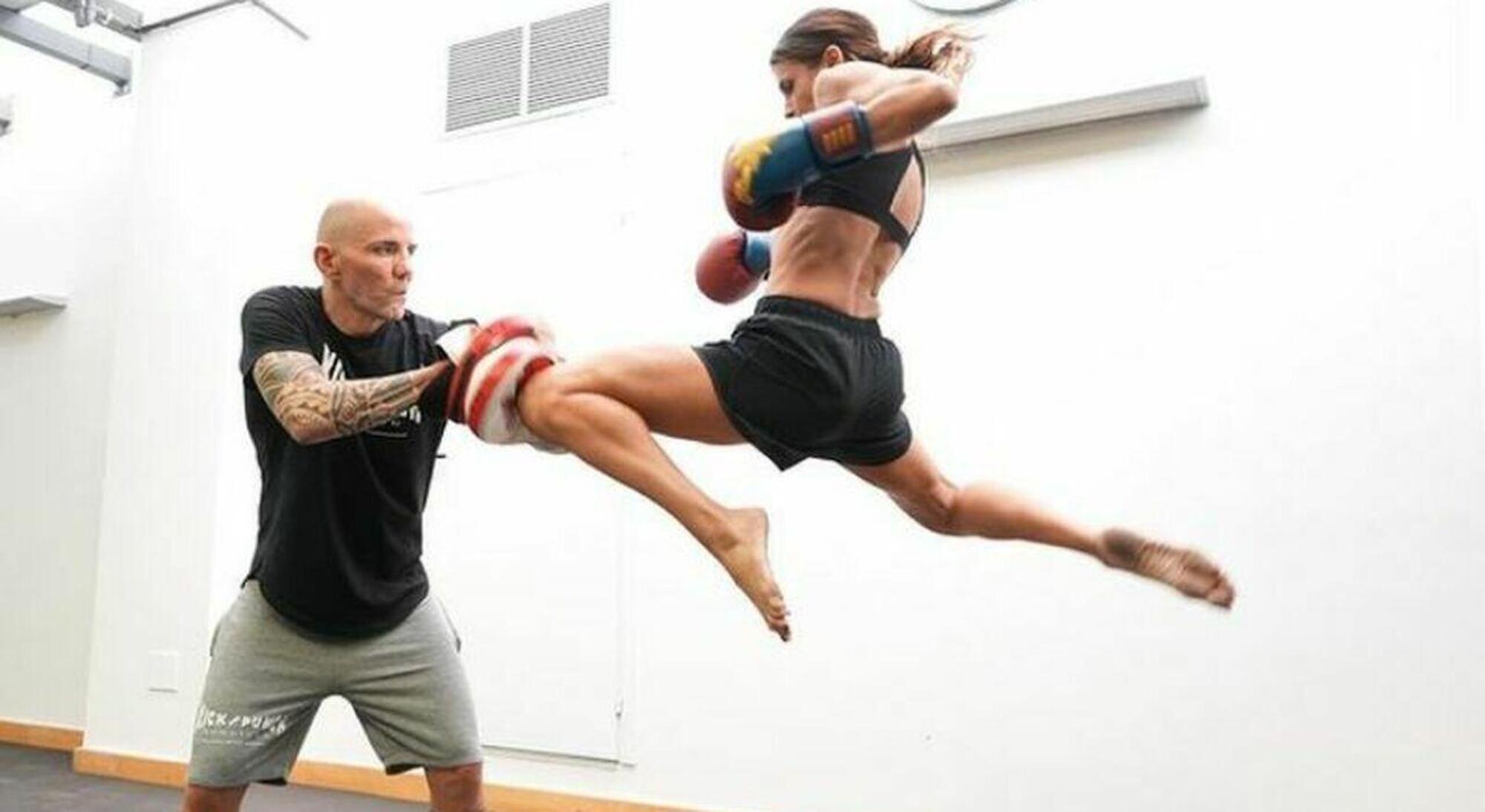 Elisabetta Canalis durante un allenamento di kick boxing