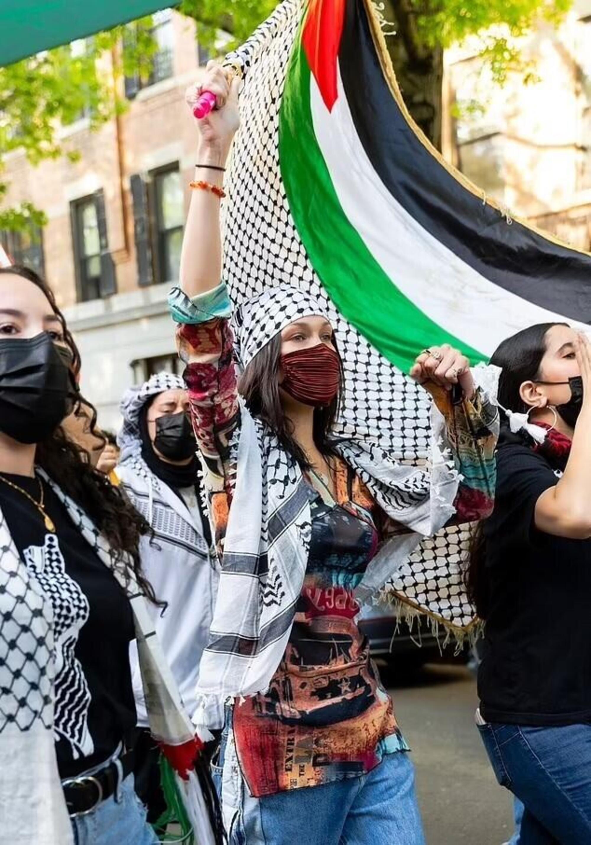 Bella Hadid in una manifestazione pro Palestina a New York, nel maggio del 2021