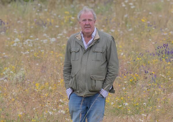 Ma perch&eacute; Jeremy Clarkson ha circondato di api la sua Fattoria? Ecco l&rsquo;ultima (folle) trovata dell&rsquo;ex Top Gear per tenere lontani i curiosi, ma&hellip;