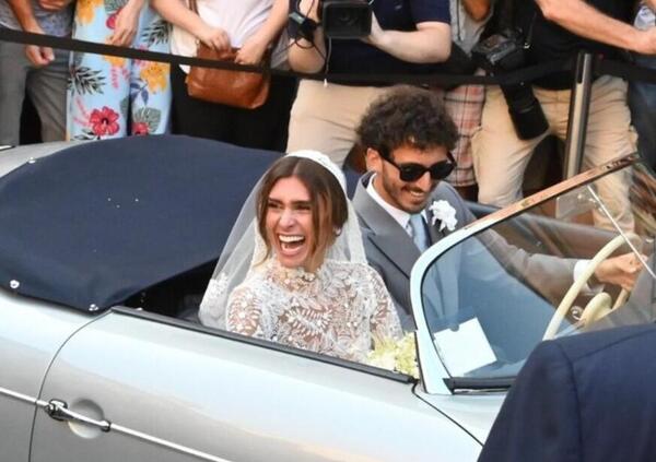 Il look di Valentino Rossi, la festa con Cremonini, una Porsche d&#039;epoca: ok, ma com&#039;&egrave; andato il matrimonio di Pecco Bagnaia e Domizia Castagnini?