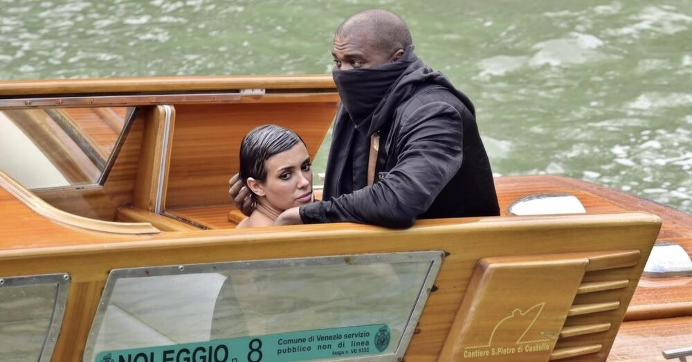 Bianca Censori e Kanye West, quante volte hanno rischiato l&#039;arresto, anche in Italia, per i look estremi (e perch&eacute; Ye e la moglie l&#039;hanno sempre scampata)? [FOTO]