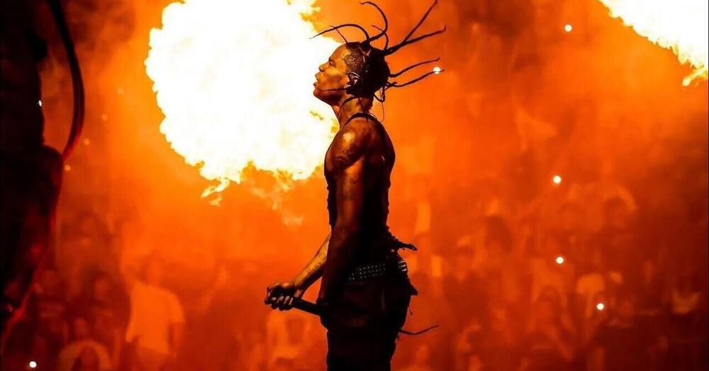 Siamo stati al concerto di Travis Scott all&#039;Ippodromo La Maura di Milano e fra scosse di terremoto, poghi selvaggi e mancanza d&rsquo;acqua abbiamo capito che&hellip;