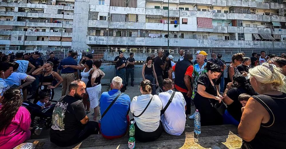 Tragedia alle Vele di Scampia, lo scrittore Cerullo: &ldquo;Conoscevo Roberto, un buono morto nell&rsquo;immondizia. Vanno abbattute&rdquo;. La camorra? &quot;Il problema &egrave; lo Stato&rdquo;. E su Saviano&hellip;