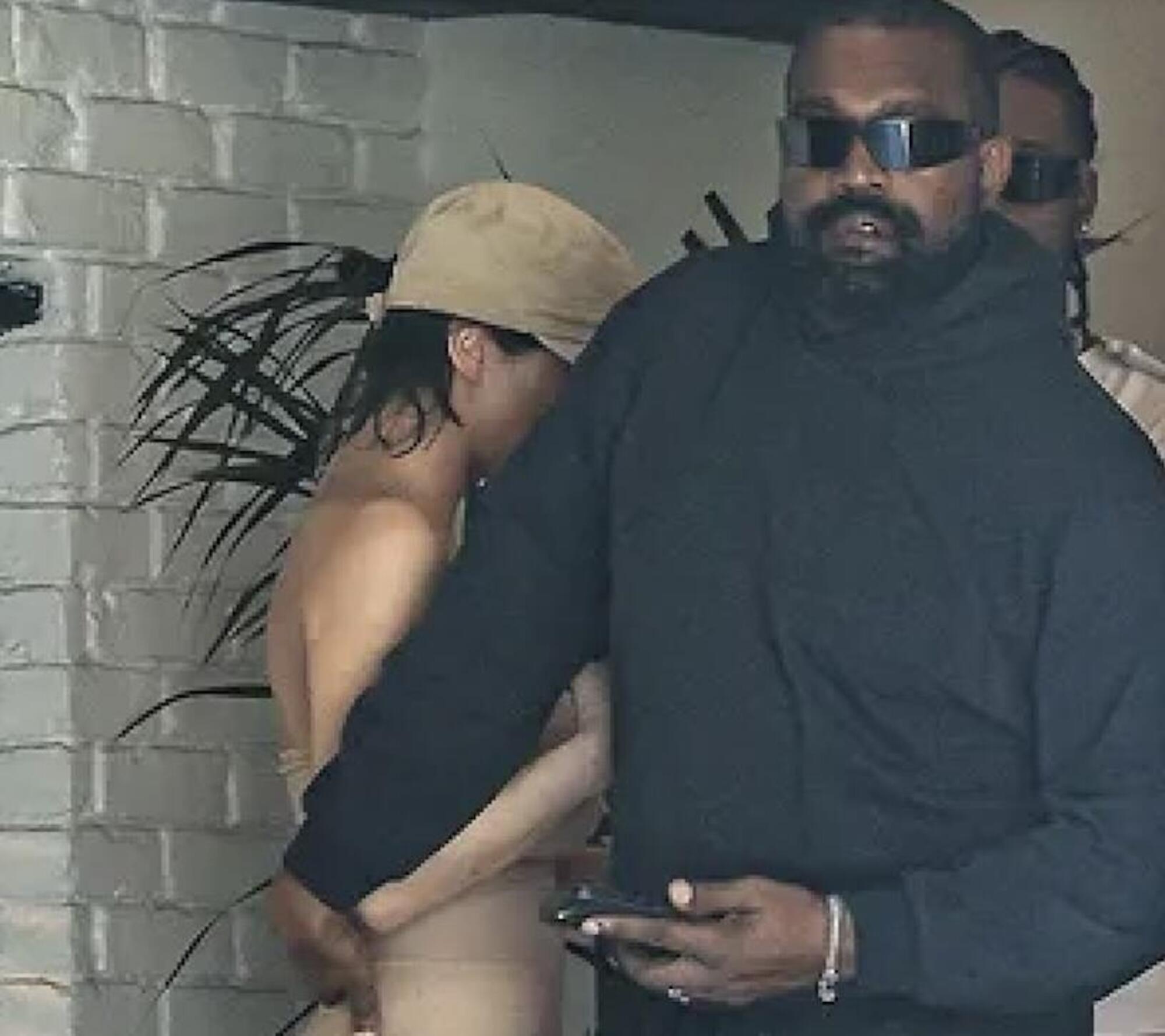 Kanye West che &quot;nasconde&quot; Bianca Censori