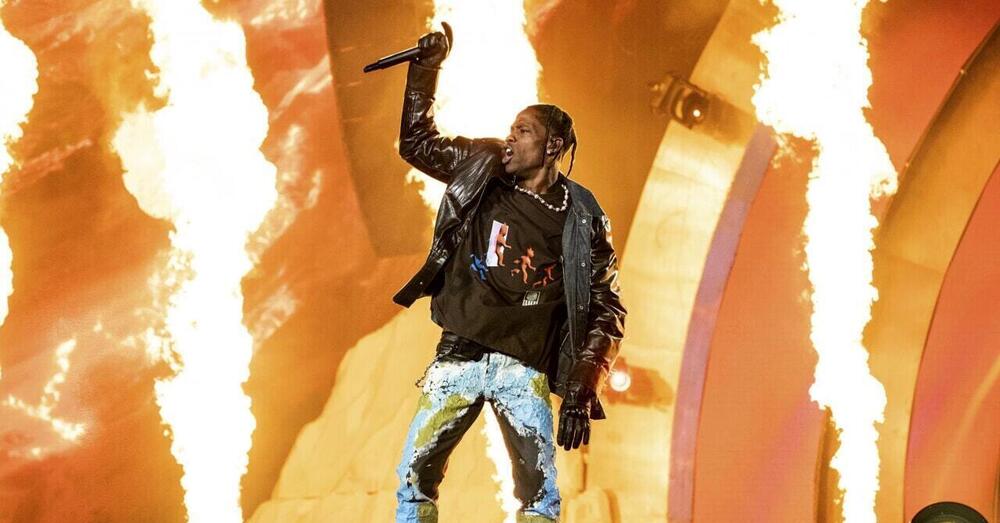 Ma davvero qualcuno &egrave; convinto che Travis Scott abbia cantato &ldquo;Pasta con tonno&rdquo; di Bello Figo al concerto all&rsquo;Ippodromo di Milano? S&igrave;&hellip; Ecco perch&eacute; [VIDEO]