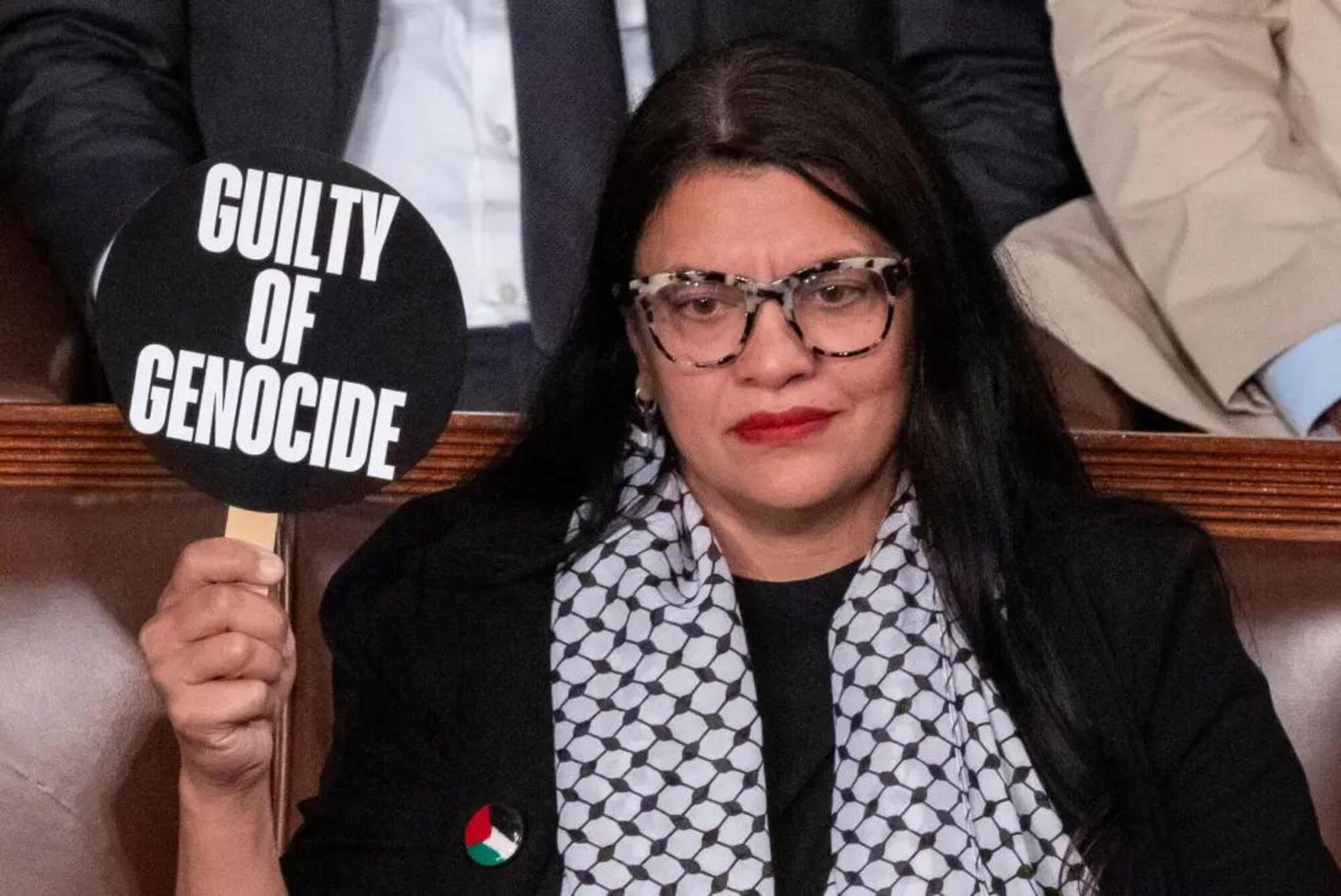 La deputata democratica Rashida Tlaib con un cartello contro Netanyahu al congresso americano