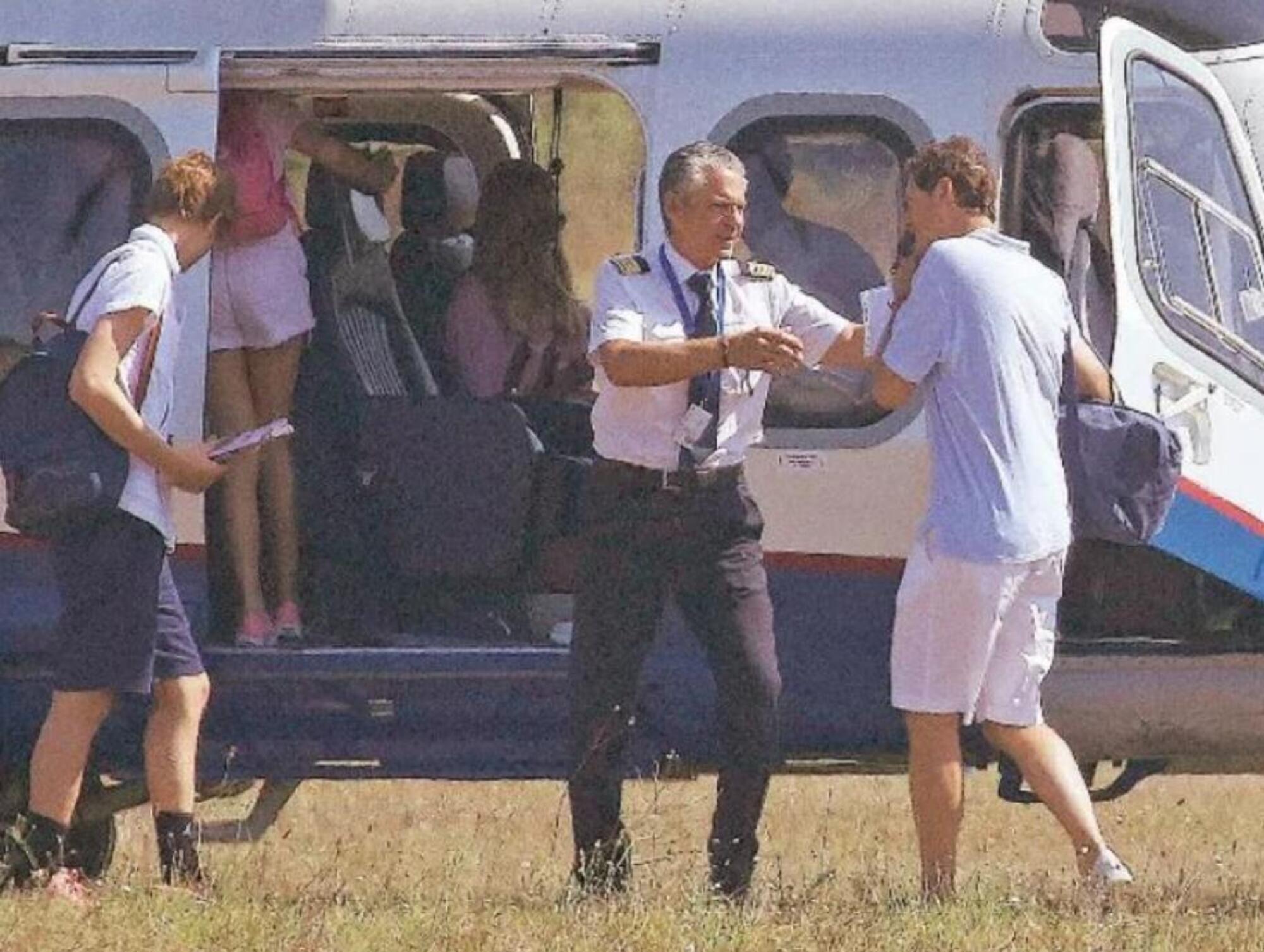 La famiglia Elkann sull’Agusta Westland Aw139