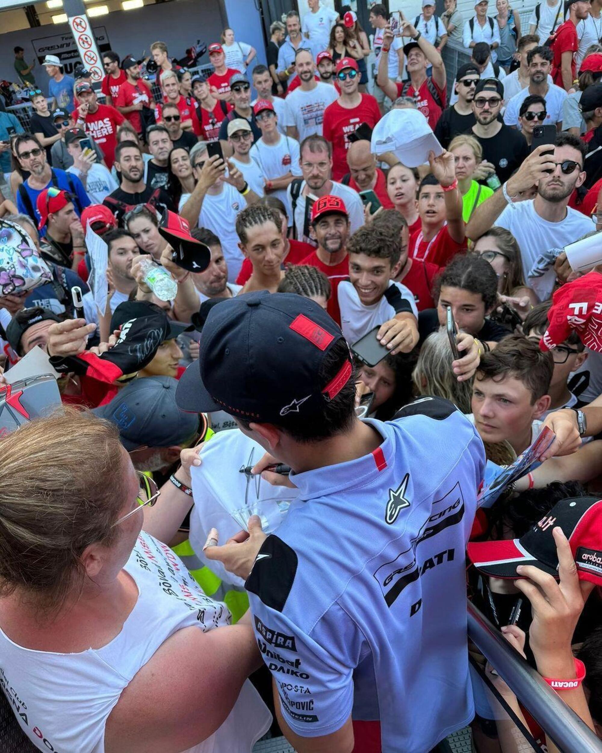 Marc Marquez firma autografi fuori dal camion