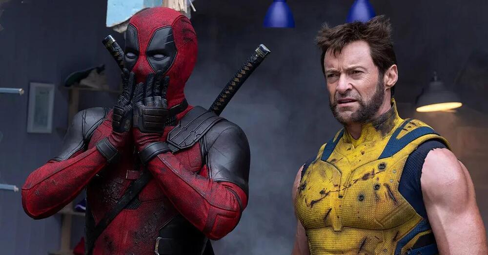 &ldquo;Deadpool &amp; Wolverine&rdquo; non salver&agrave; i film Marvel, ma con Reynolds e Jackman spacca i cu*i (anche quello di Barbie?) e fa spaccare: ecco perch&eacute; dovreste vederlo ed &egrave; meno stupido di quanto crediate