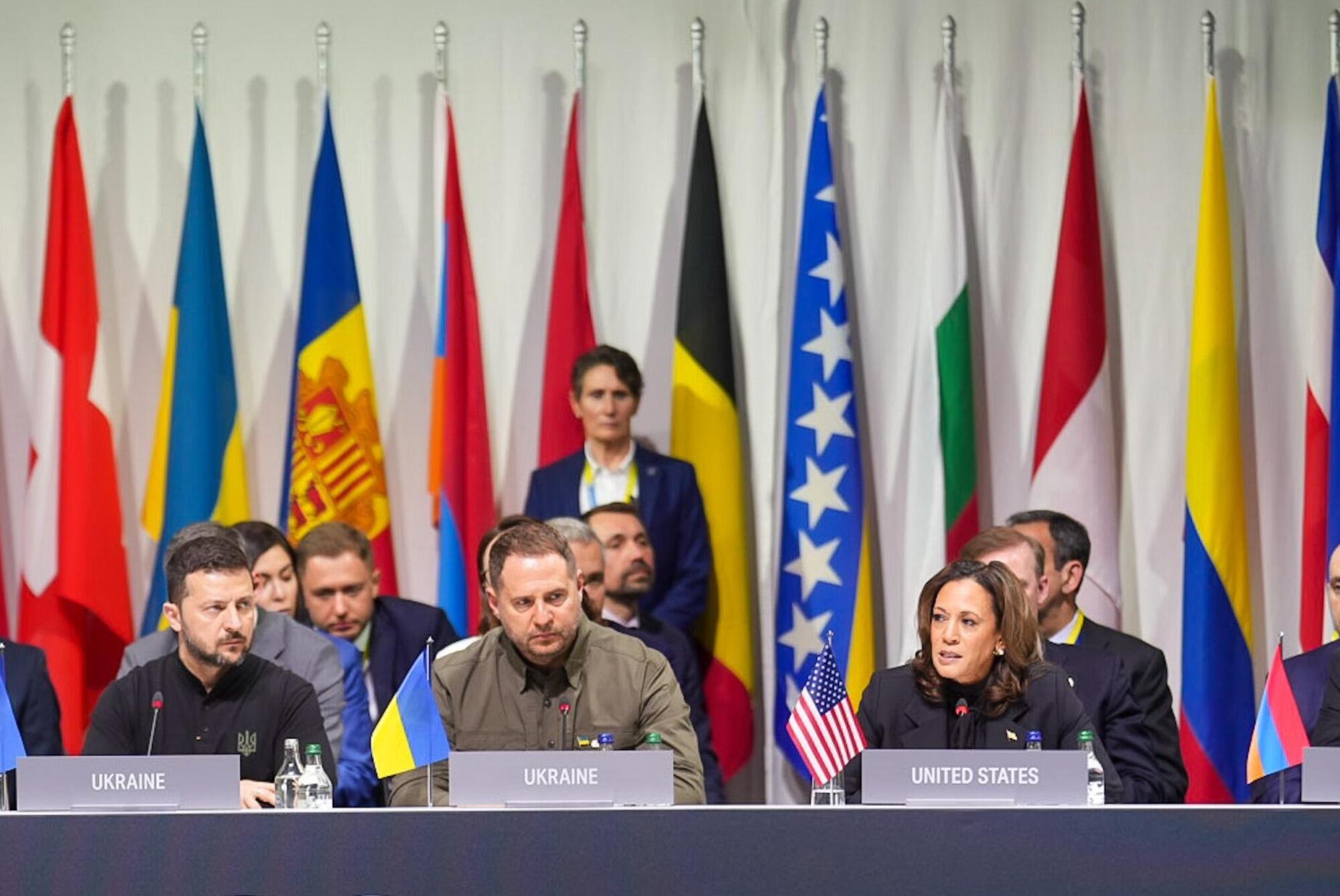 Volodymir Zelensky e Kamala Harris al summit per la pace in Svizzera dello scorso giugno