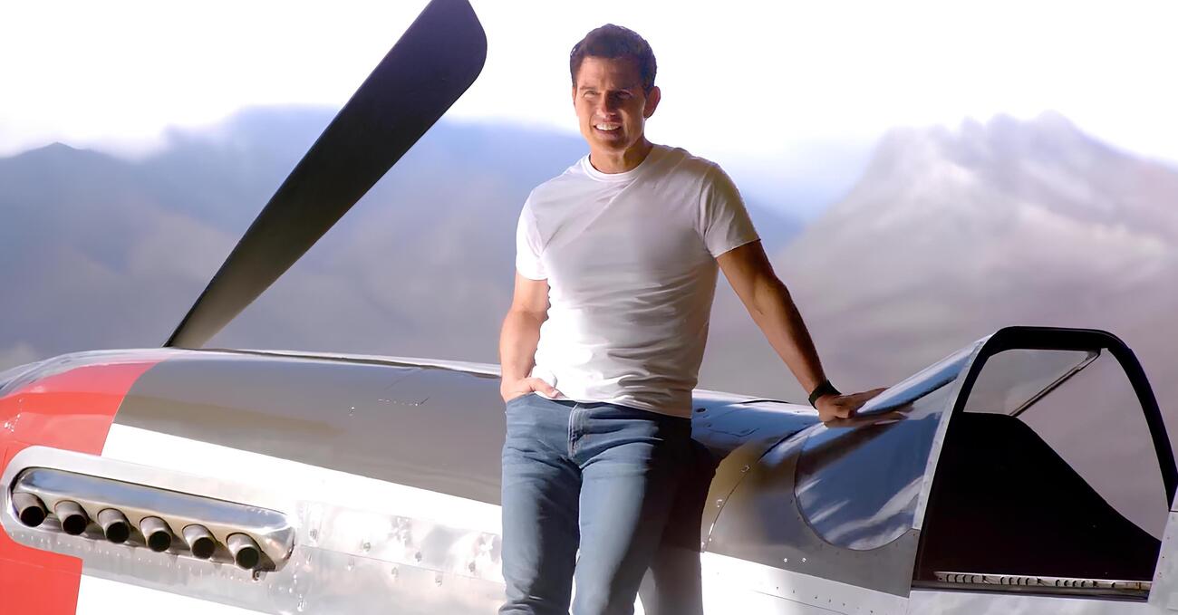 Ma cosa fa Tom Cruise alle Olimpiadi? Il volo in aereo e il lancio col paracadute, ecco l&rsquo;ultima follia stunt dell&rsquo;attore da Parigi a Los Angeles. E quella foto a Hollywood...