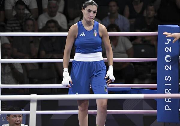 50 mila euro a Angela Carini per aver perso contro Imane Khelif? &ldquo;Le Olimpiadi hanno ucciso la boxe femminile&rdquo;. Ecco perch&eacute; l&rsquo;Iba premier&agrave; la pugile italiana (e c&rsquo;entrano i russi)