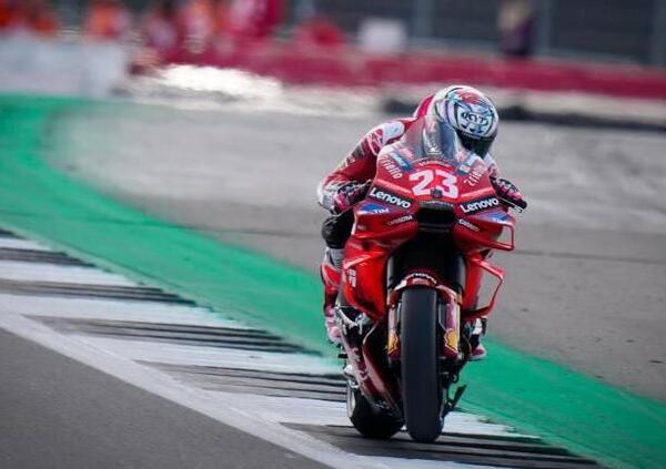 Nella Sprint di Silverstone, Bastianini costringe Martin alla resa e &quot;salva Pecco&quot;. I crash di Bagnaia e Marquez e il brutto volo di Bezzecchi e Morbidelli...