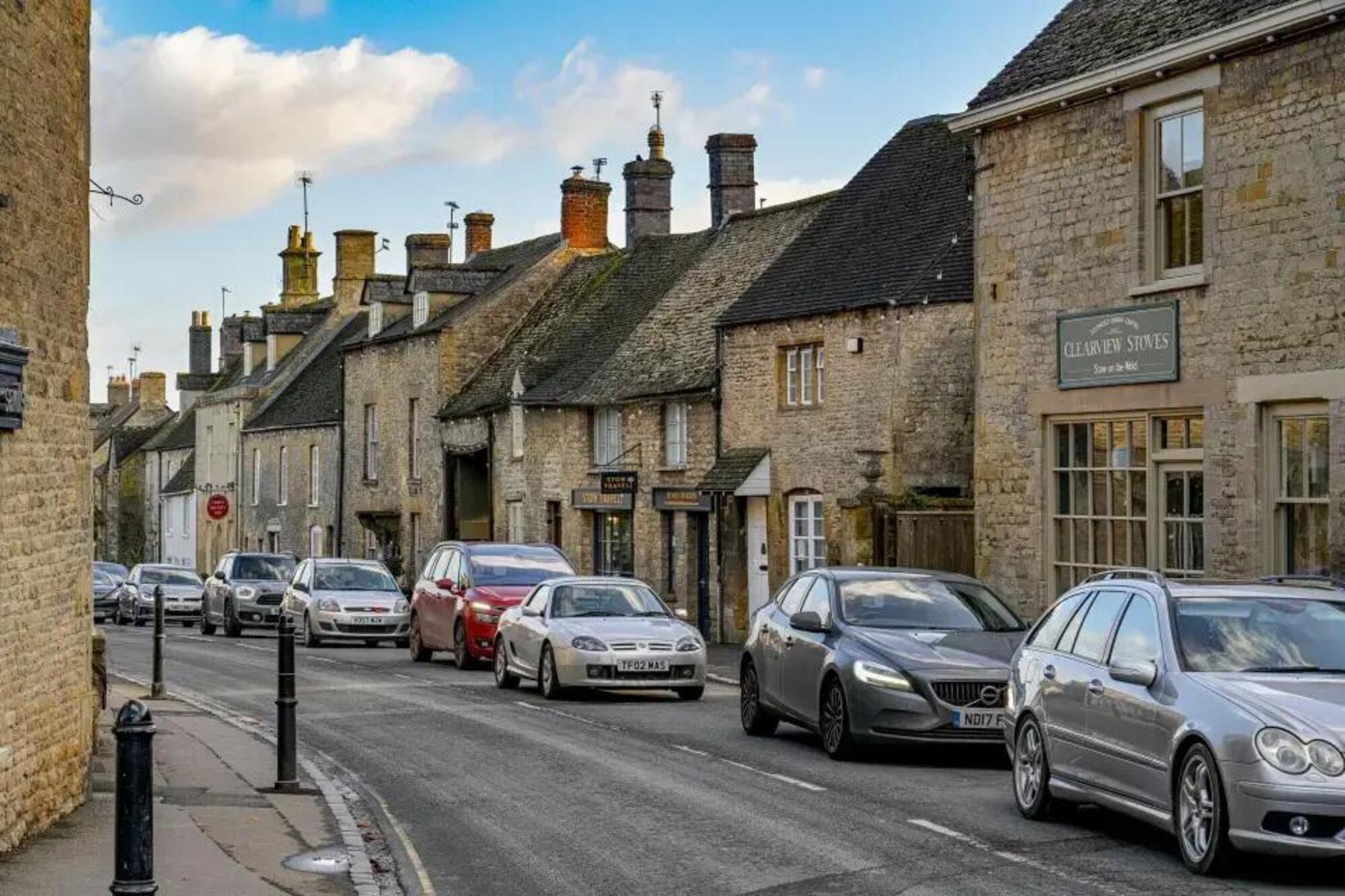 La coda di auto in un villaggio inglese