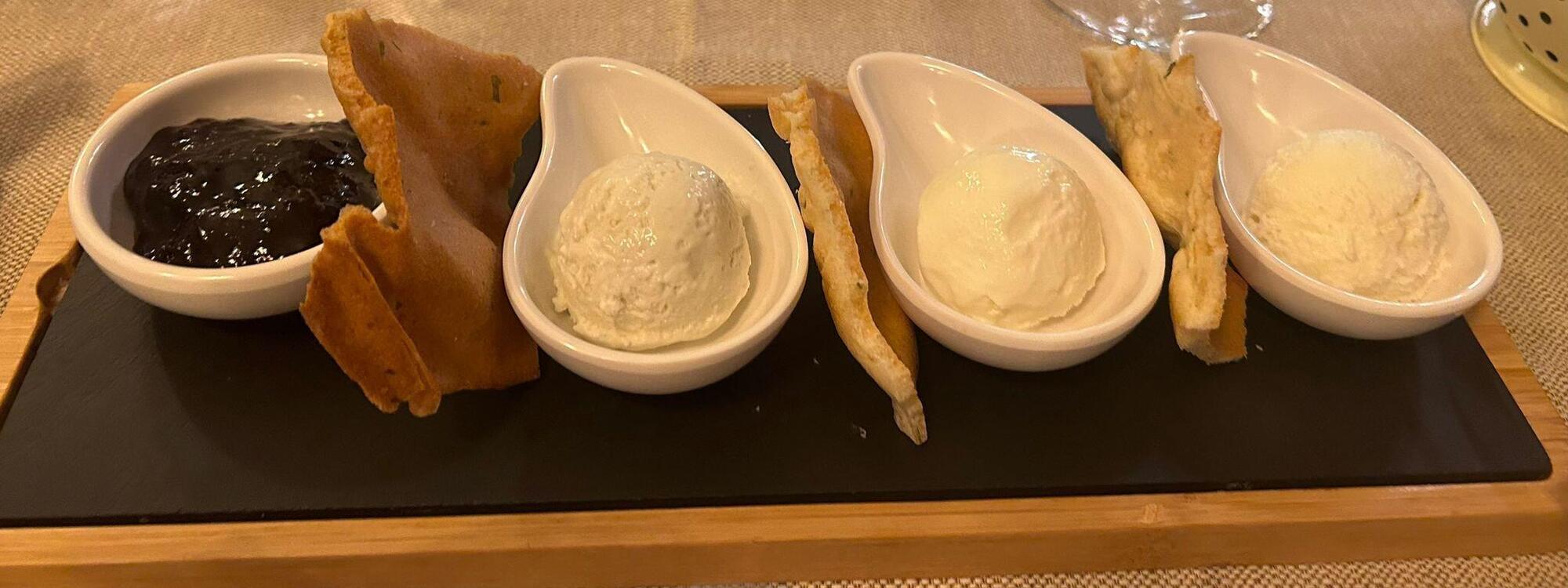 L&#039;antipasto, una degustazione di gelati al formaggio con cialda al rosmarino e confettura di fichi