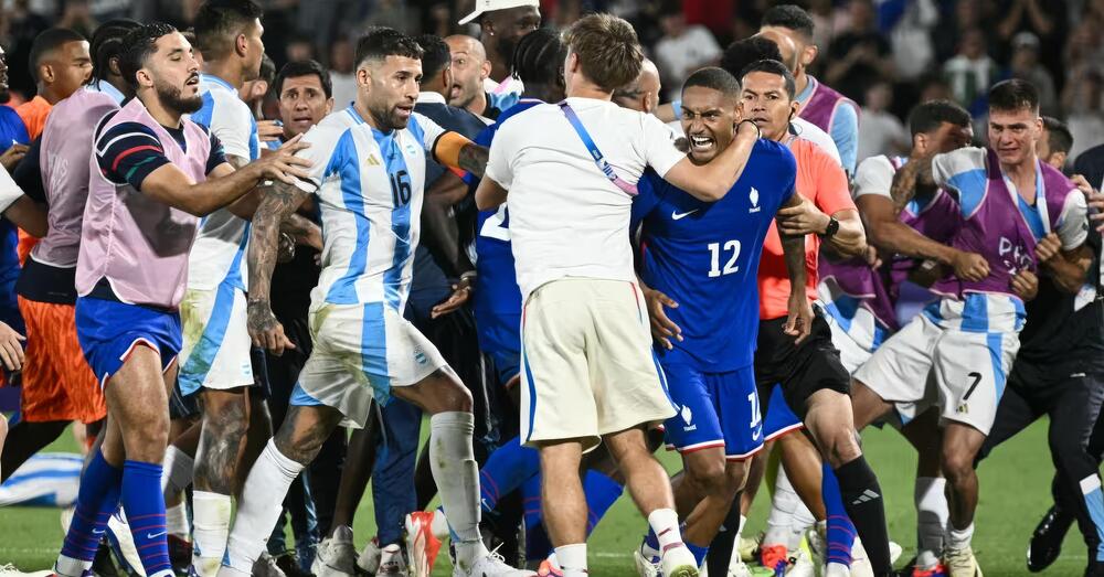 Il calcio fa schifo, con le Olimpiadi non c&rsquo;entra niente e la rissa tra Francia e Argentina lo dimostra: basta, sostituitelo col calcio balilla (biliardino) e&hellip;