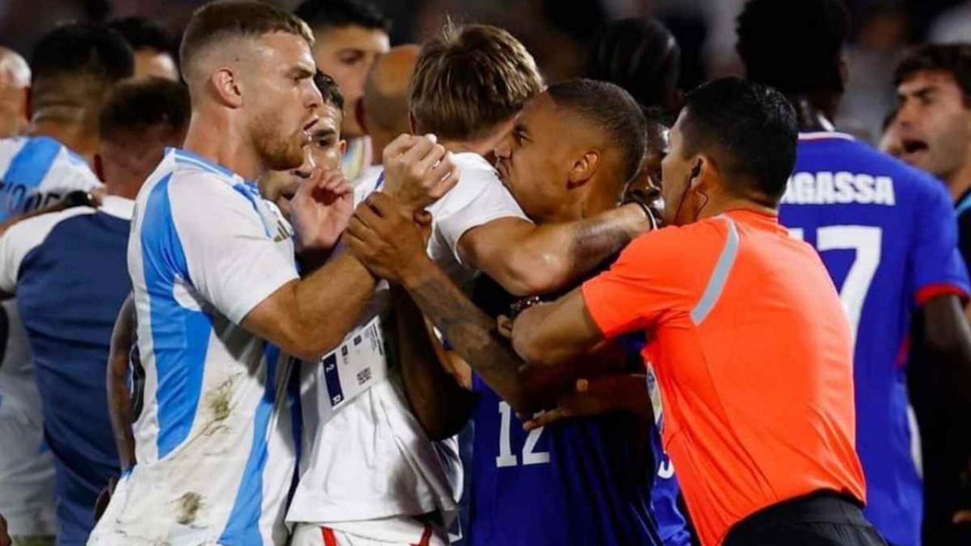 Un momento della rissa tra Argentina e Francia alle Olimpiadi di calcio