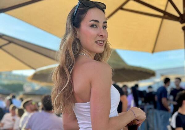 Ma l&#039;ex ginnasta Carlotta Ferlito ci &egrave; o ci fa? Tra cellulite (immaginaria) da normalizzare, Olimpiadi di adv in vacanza e cronache sul ciclo, cosa abbiamo fatto per meritarci la (presunta) influencer?