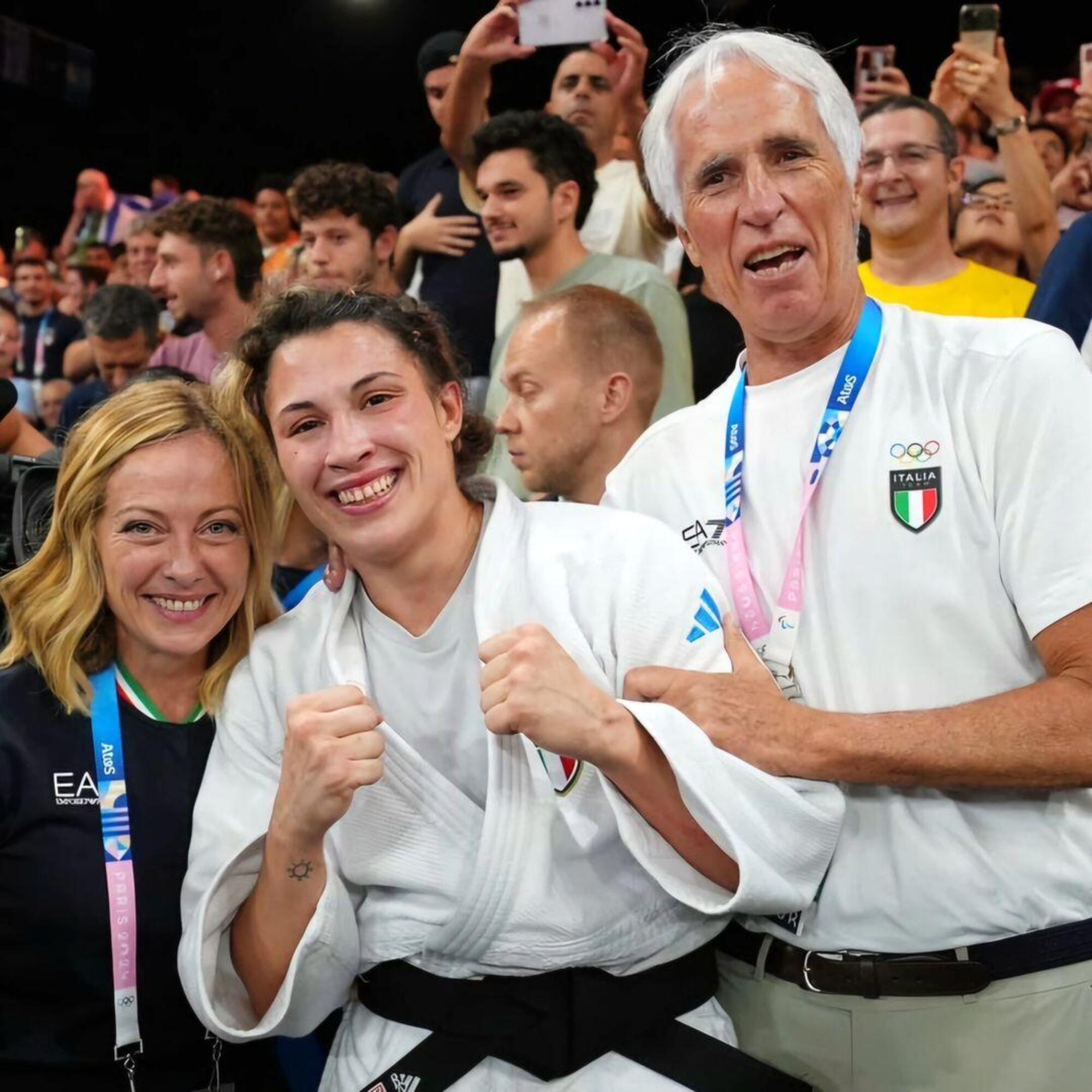 Giovanni Malag&ograve; e Giorgia Meloni insieme ad Alice Bellandi, medaglia d&rsquo;oro di judo