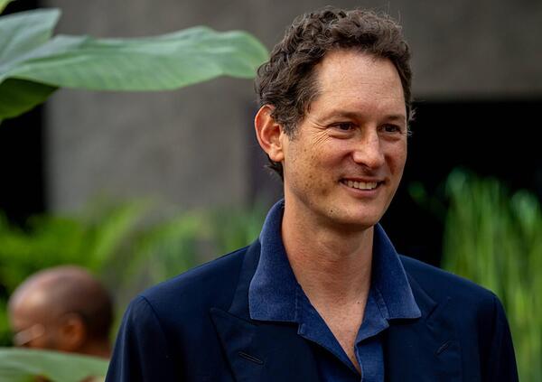 Ma davvero l&rsquo;Italia vuole produrre auto cinesi? Altro che dazi... Intanto John Elkann e i francesi fanno partire gli esuberi, l&rsquo;ex Fiat trema e Alfa Romeo...