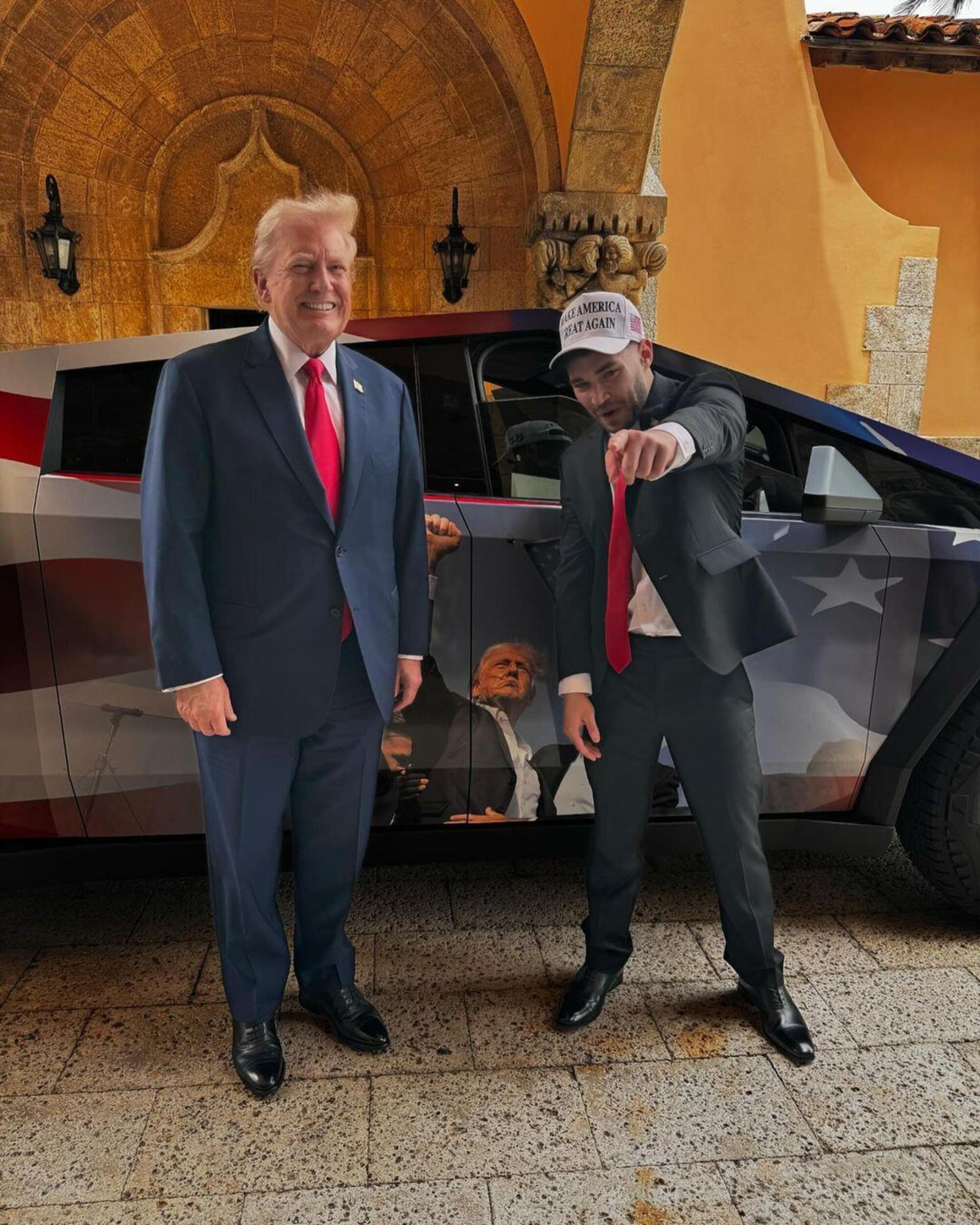 Donald Trump con il suo nuovo Cybertruck personalizzato