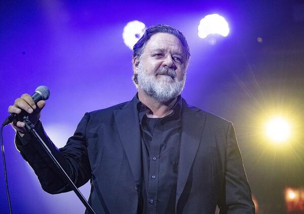 Siamo andati al concerto di Russell Crowe a Noto: ecco com&#039;&egrave; andata, tra grandi domande (&ldquo;Lo avete visto nudo?&rdquo;), facce da &ldquo;Silenzio degli innocenti&rdquo; e &ldquo;Sar&agrave; perch&eacute; ti amo&rdquo; dei Ricchi e Poveri