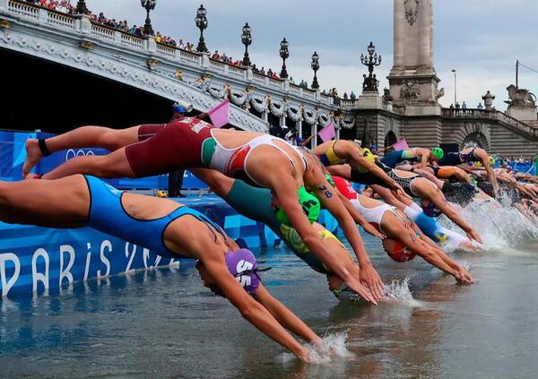 Che fogna le Olimpiadi... Nuoto nella Senna e atlete italiane con i graffi alle braccia, fine della &ldquo;cuginanza&rdquo; con la Francia? E Salvini reagisce &ldquo;imitando&rdquo; Mussolini, perch&eacute;..