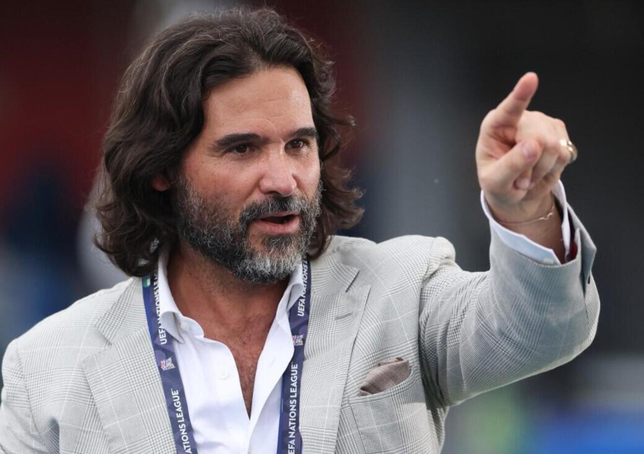 Caro Lele Adani, la tua canzone &ldquo;Facciamo calcio&rdquo; fa ca*are (e lo sai): ecco perch&eacute; non hai bisogno di fare questa roba, al contrario degli influencer &ldquo;bassi&rdquo;