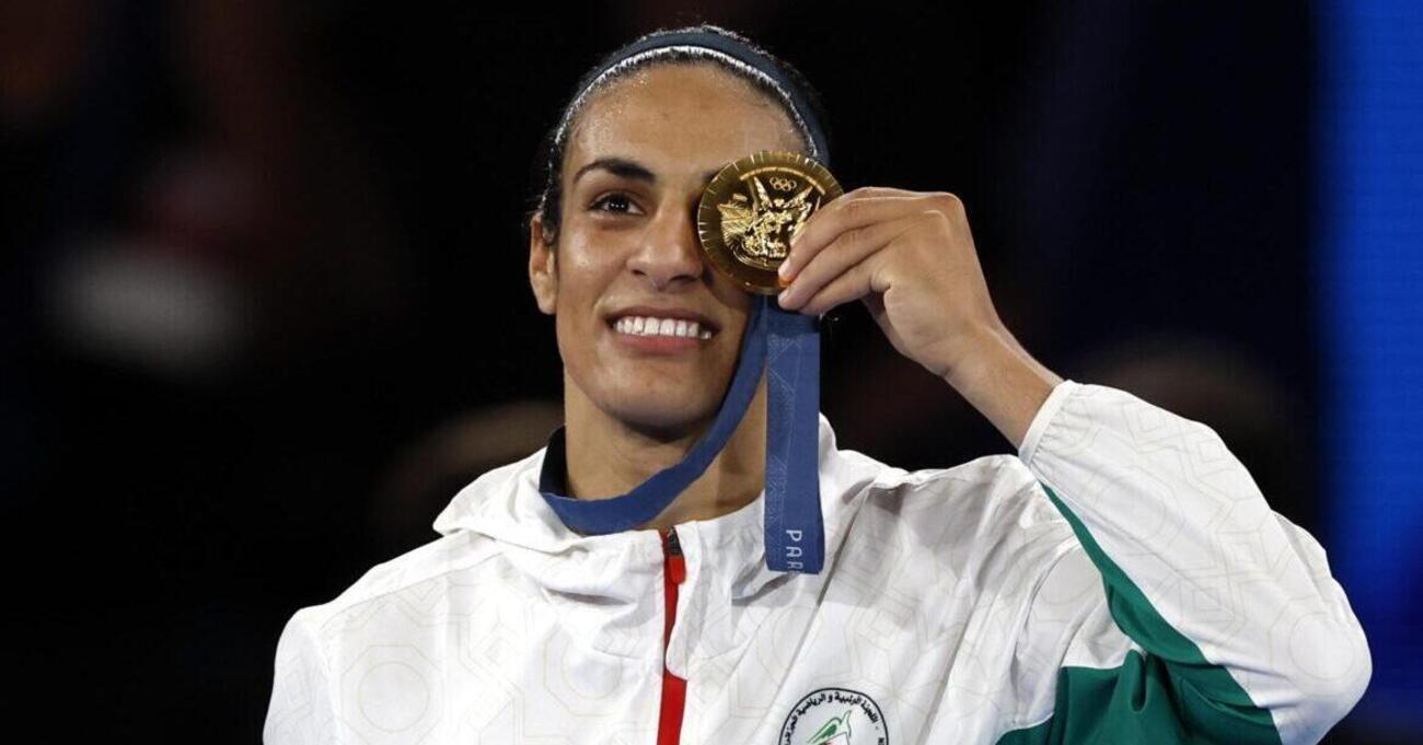 Ma, se Imane Khelif &egrave; una donna, perch&eacute; l&#039;uomo che la premia con l&#039;oro le tocca il petto nella consegna della medaglia alle Olimpiadi e nessuno (lei in primis) dice niente? [VIDEO]