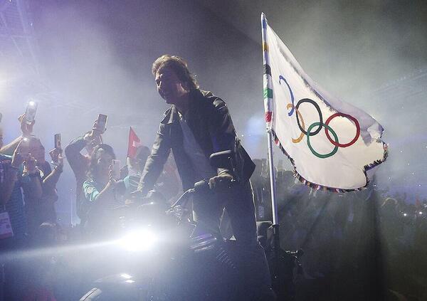 Tom Cruise in moto senza casco per Parigi alle Olimpiadi: ma gli americani in Europa possono sempre fare il caz*o che vogliono? E anche in Italia&hellip; [VIDEO]