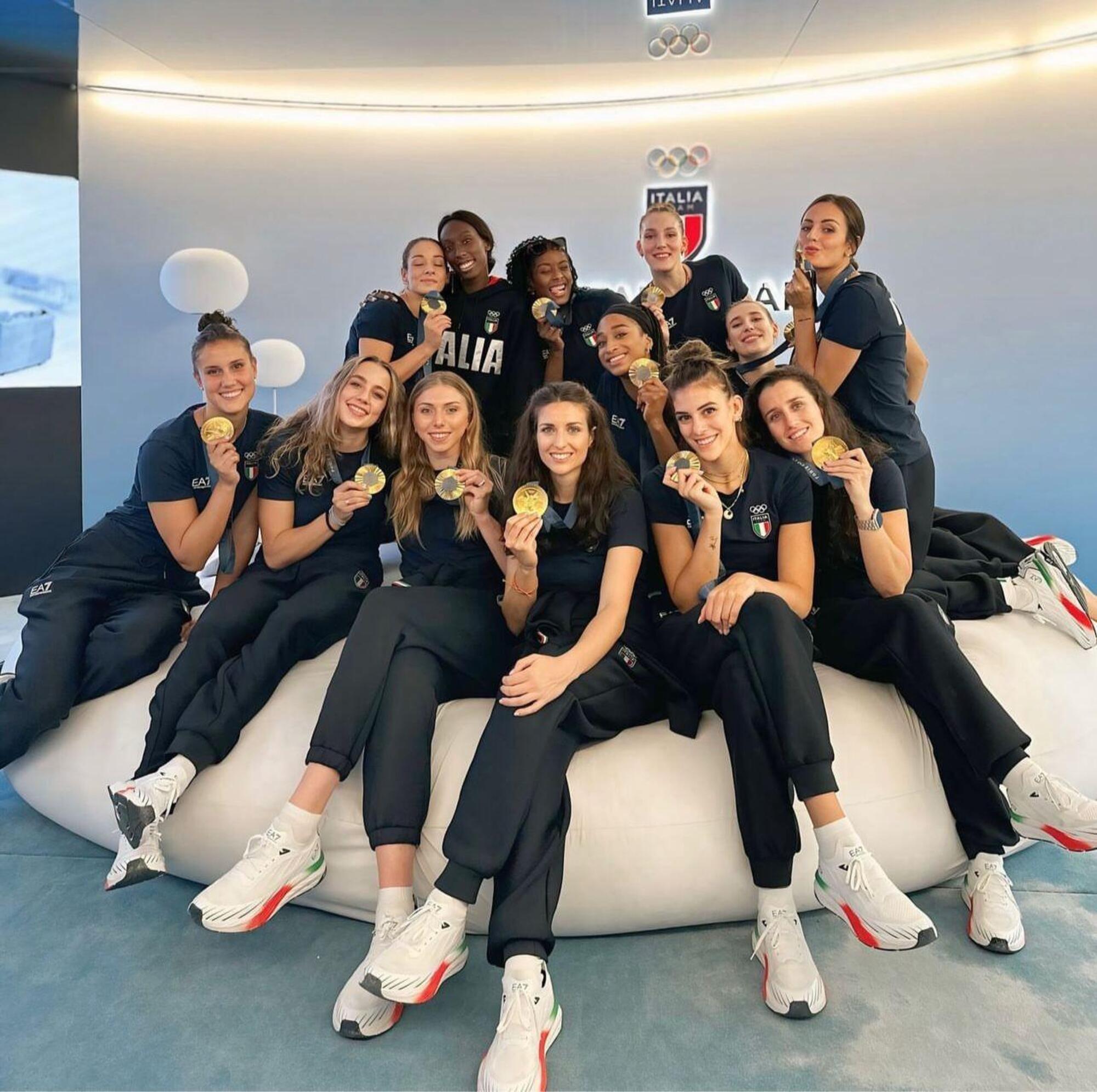 Le ragazze dell&#039;Italvolley dopo l&#039;oro alle Olimpiadi