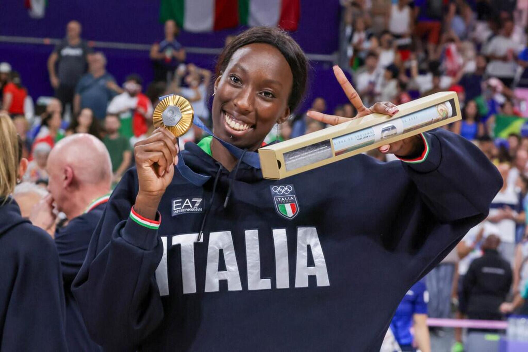 Paola Egonu con l&#039;oro olimpico dopo la vittoria dell&#039;Italvolley a Parigi 2024