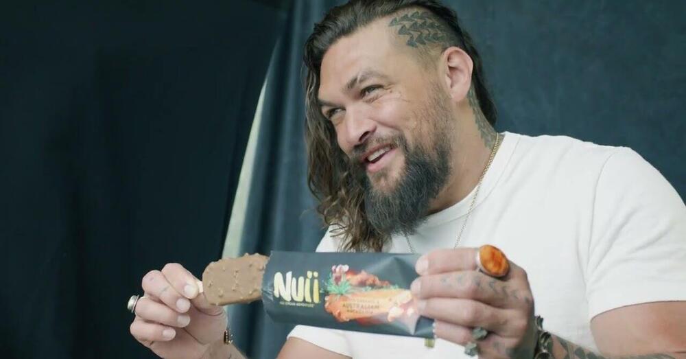 Siamo andati a mangiare i nuovi gelati Nuii Elements Collection, pubblicizzati da Jason Momoa (Aquaman). Ma davvero sono piaciuti a Joe Bastianich? Ecco qual &egrave; il gusto migliore