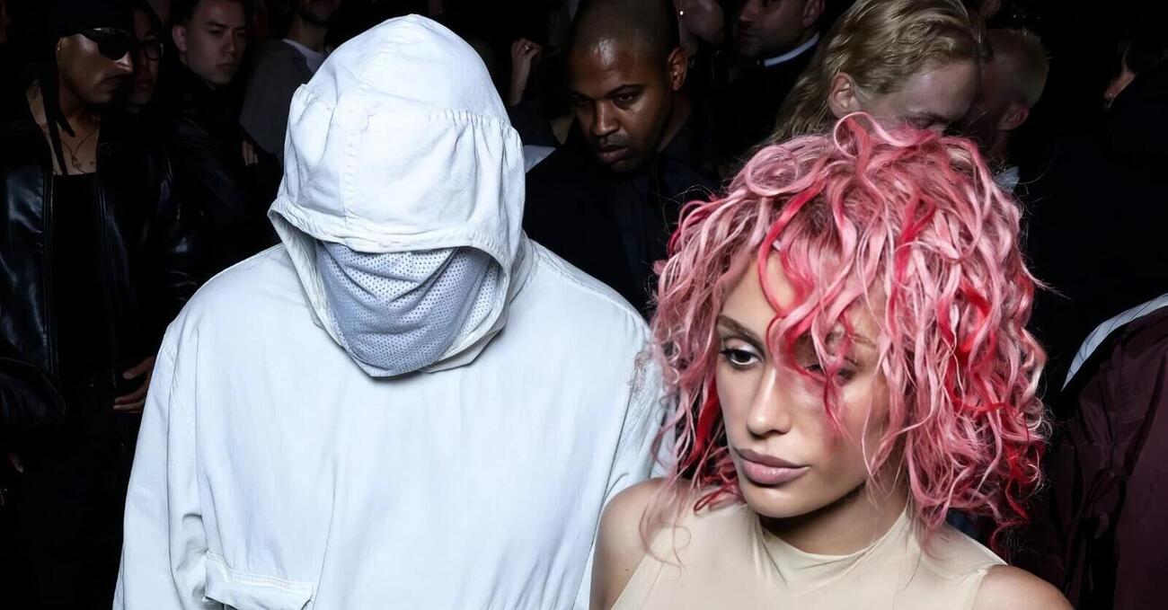 Bianca Censori e Kanye West, ma lo sapete che i paparazzi hanno denunciato Ye per le foto con la moglie? Ecco perch&eacute;