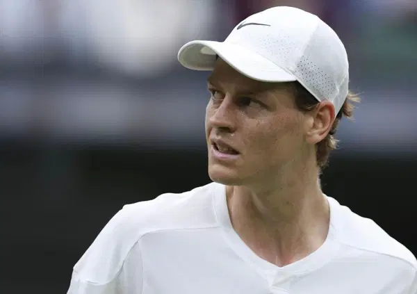 Sinner, clamoroso attacco a Jannik dopo le Olimpiadi: &ldquo;&Egrave; scappato come un ladro&hellip;&rdquo;. Preso a racchettate dal direttore del Giornale Sallusti, e Bertolucci e Nargiso...