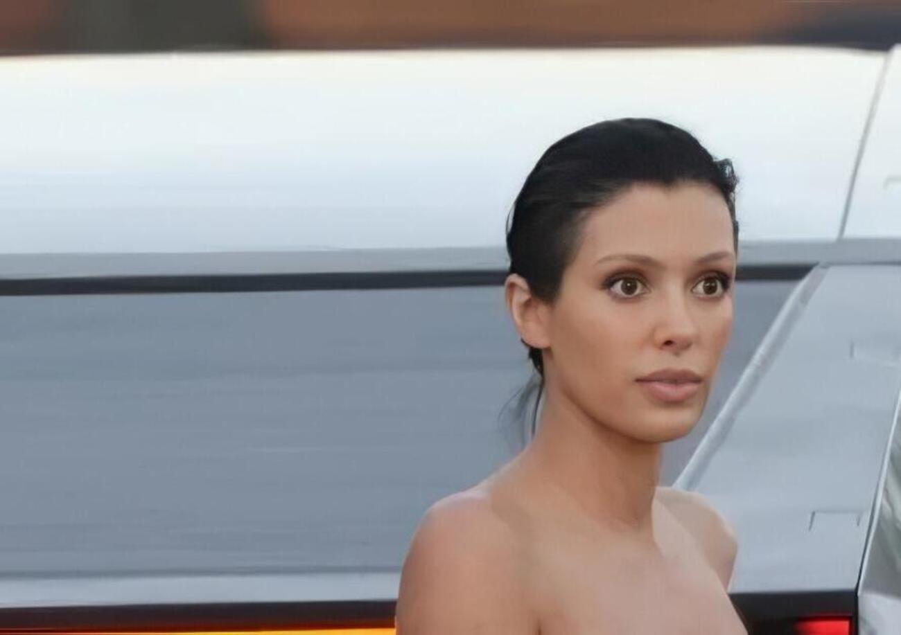 Bianca Censori ma non ti censuri davvero mai? A cena con i figli di Kanye West in mini abito, ma per fortuna c&#039;&egrave; la carne (come colore)... [FOTO]