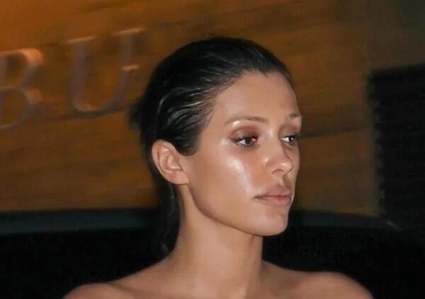 Bianca Censori ma non ti censuri davvero mai? A cena con i figli di Kanye West in mini abito, ma per fortuna c&#039;&egrave; la carne (come colore)... [FOTO]