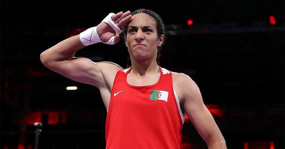 Imane Khelif stupisce ancora: ecco l&#039;extreme makeover con trucco e nuovo look dopo la medaglia d&#039;oro alle Olimpiadi nella boxe. Un pugno ai critici o...? [VIDEO]