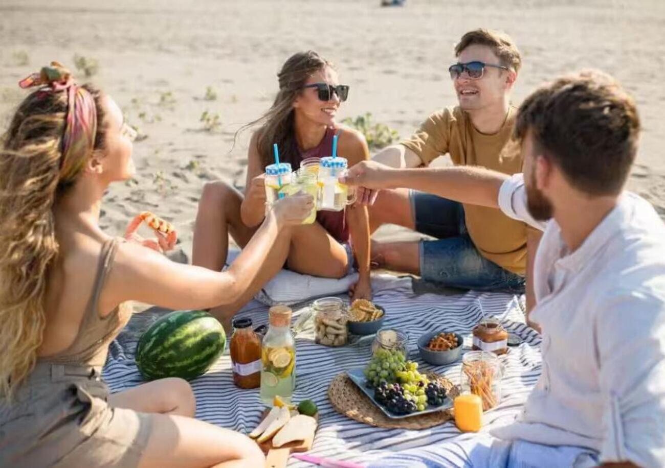 In spiaggia si pu&ograve; portare da mangiare o no? E i divieti negli stabilimenti balneari sono leciti? Risponde l&#039;avvocato Massimiliano Dona: &ldquo;Cibo sotto l&rsquo;ombrellone? Ecco la verit&agrave;&rdquo;