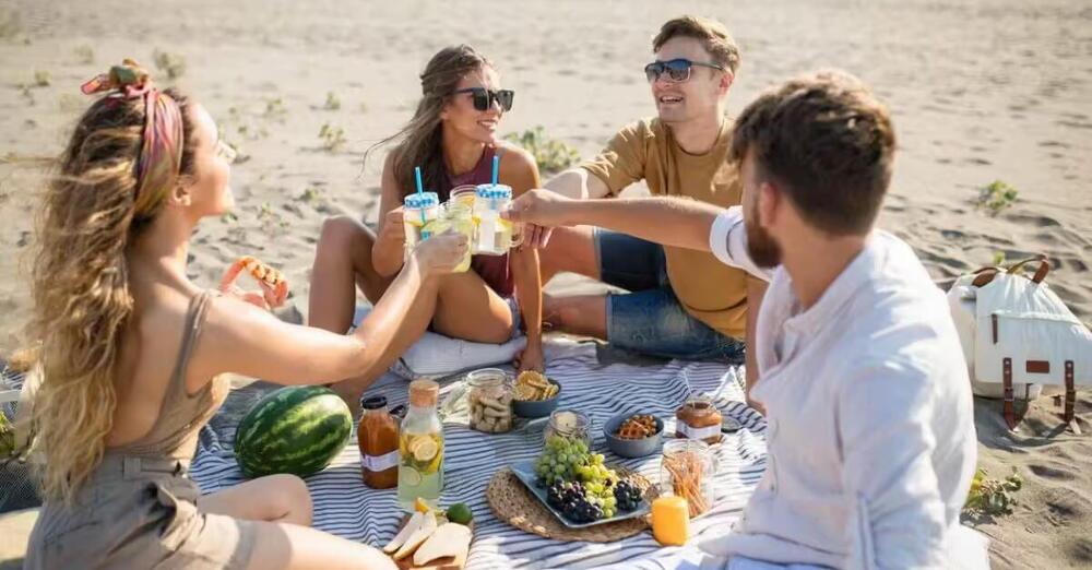 In spiaggia si pu&ograve; portare da mangiare o no? E i divieti negli stabilimenti balneari sono leciti? Risponde l&#039;avvocato Massimiliano Dona: &ldquo;Cibo sotto l&rsquo;ombrellone? Ecco la verit&agrave;&rdquo;