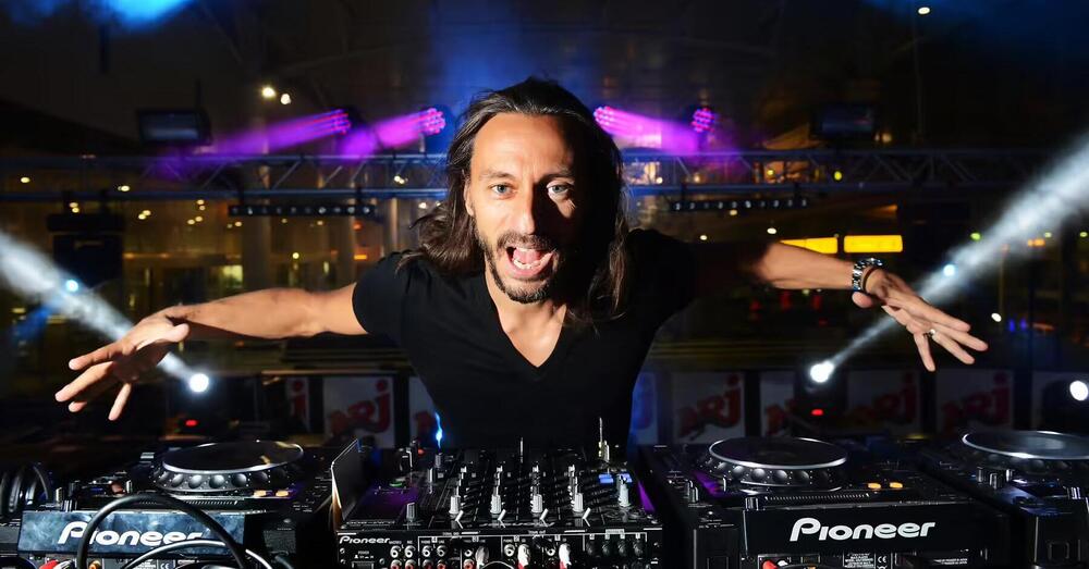 Ma che senso ha andare a sentire un dj come Bob Sinclair e poi passare la serata fermi guardando il telefono? Lui si incaz*a con i giovani e... [VIDEO]