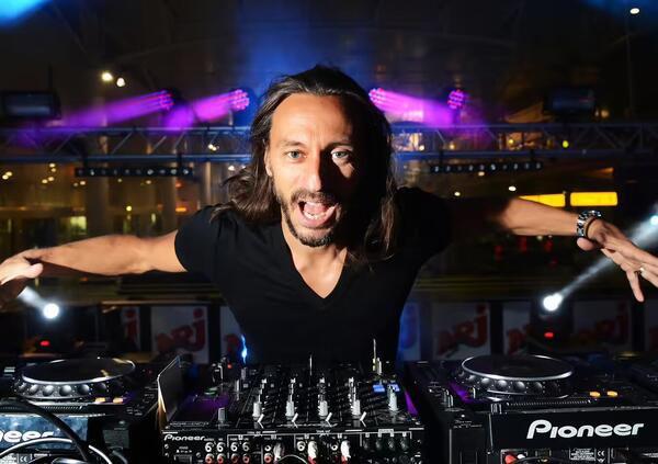 Ma che senso ha andare a sentire un dj come Bob Sinclair e poi passare la serata fermi guardando il telefono? Lui si incaz*a con i giovani e... [VIDEO]