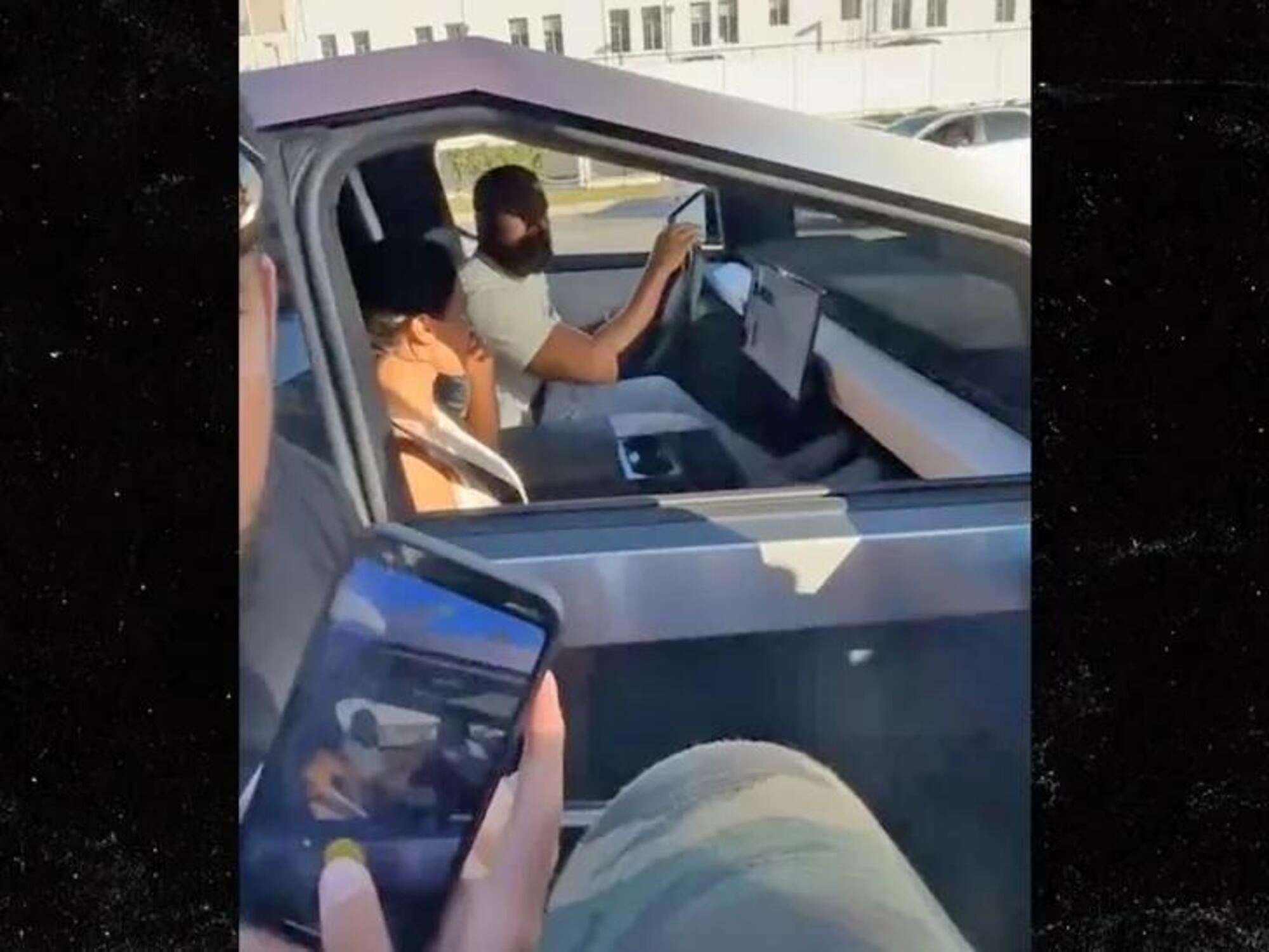 Bianca Censori con Kanye West sul Cybertruck Tesla al rally di Trump