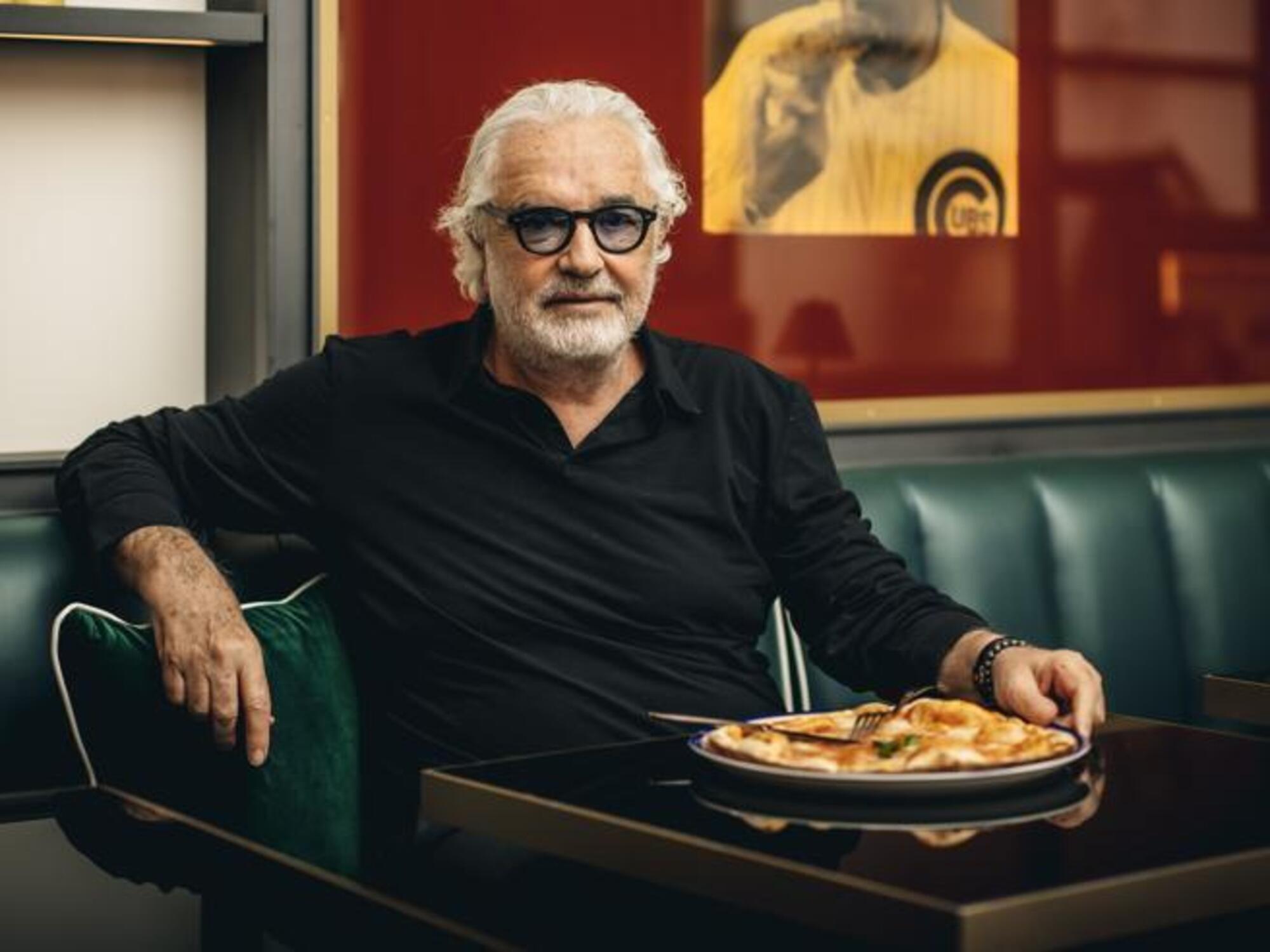 Flavio Briatore e la margherita al Crazy Pizza di Napoli