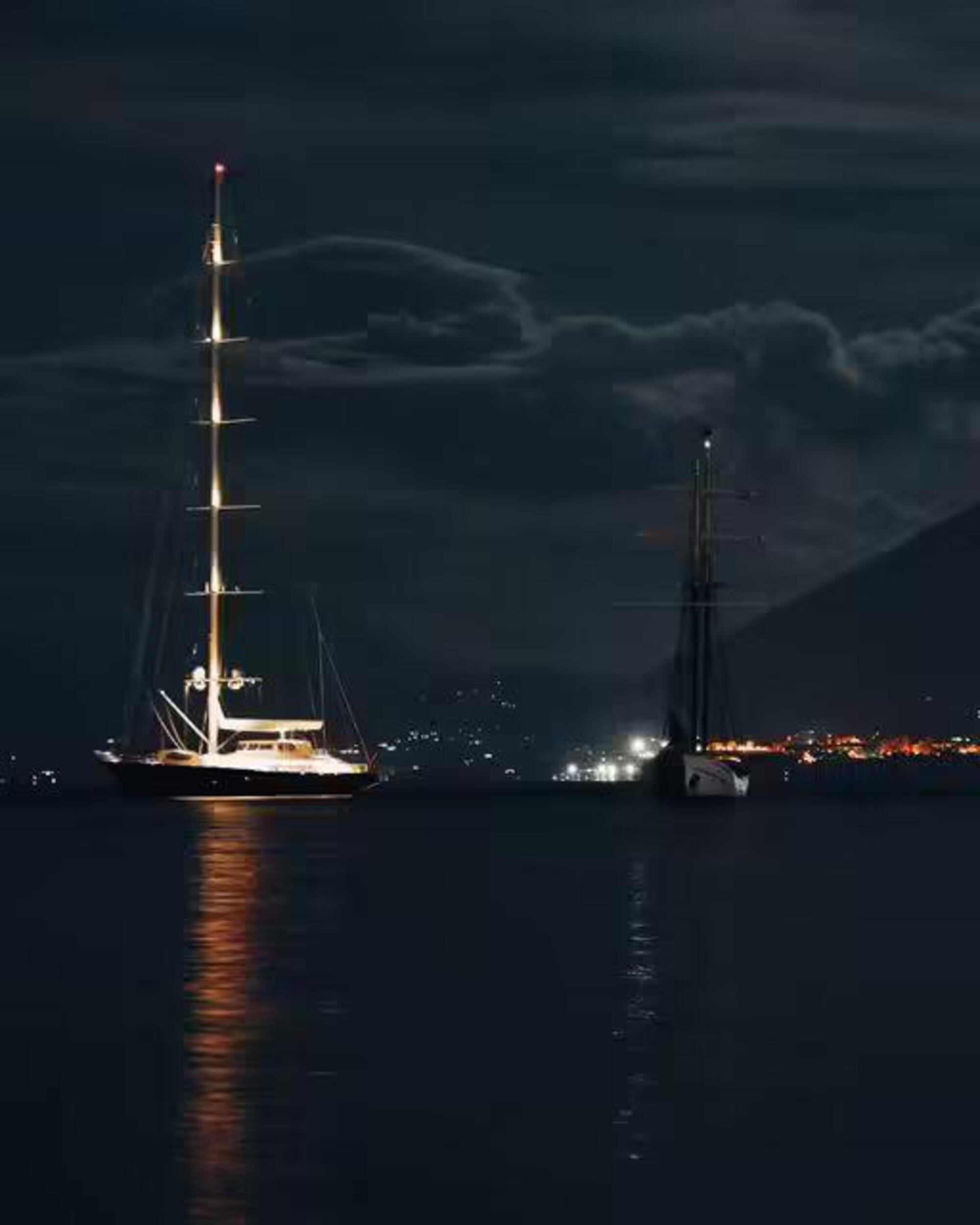 A sinistra la barca che si è inabissata, la sera prima della tragedi