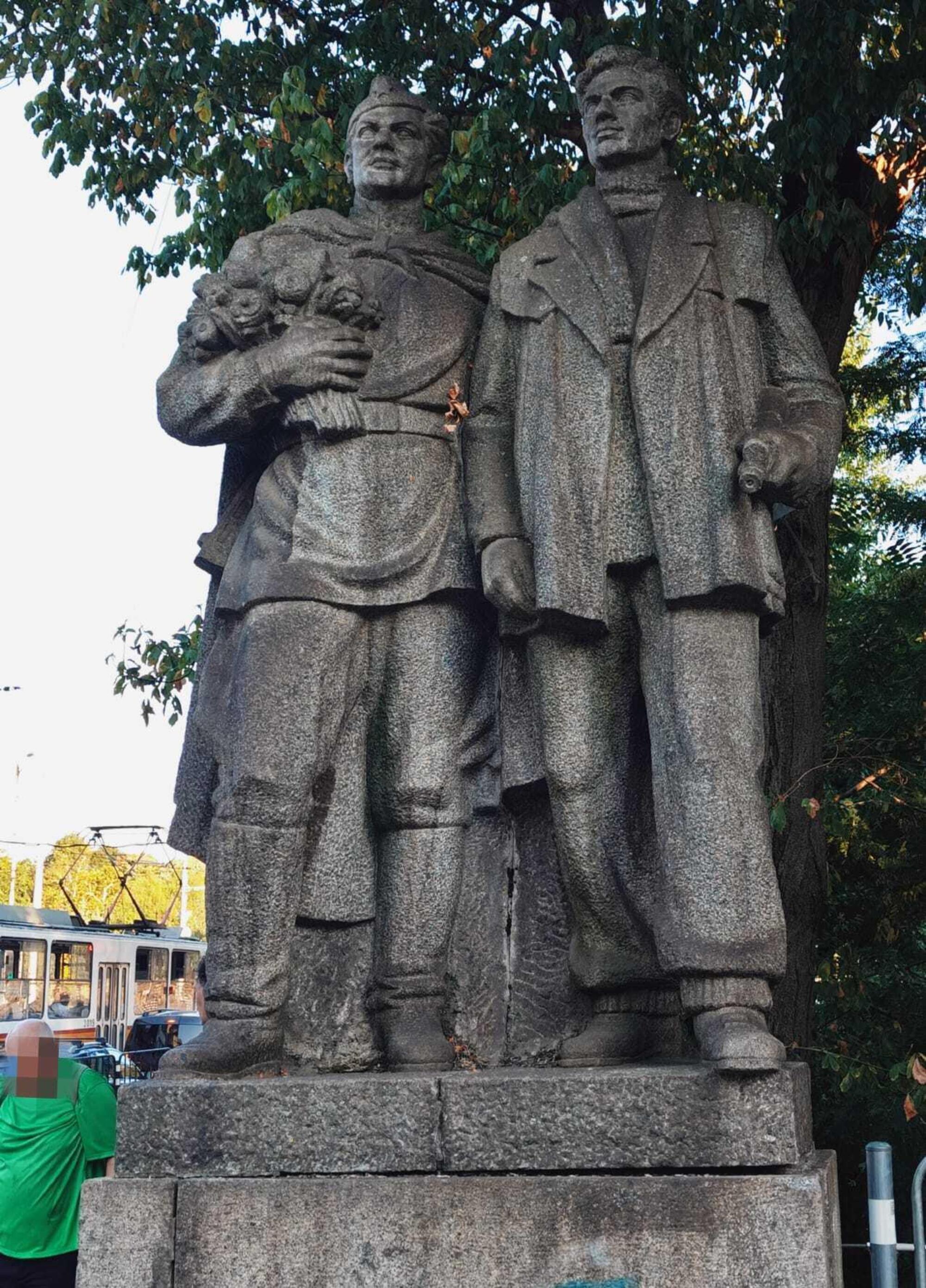 Monumento raffigurante due eroi comunisti e a sinistra, con maglia verde, il signore bulgaro che si &egrave; avvicinato indispettito per le foto