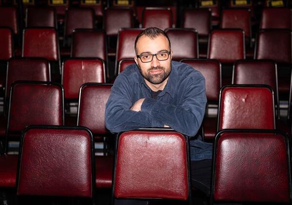 Marco Di Pinto (BeComedy): &ldquo;Siamo il rifugio dark in cui si pu&ograve; dire tutto, altro che censura&rdquo;. La stand-up da Barletta a Londra, e sulla battuta di Bersani a Vannacci&hellip;